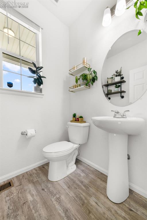 Image 17 of 49: Bathroom