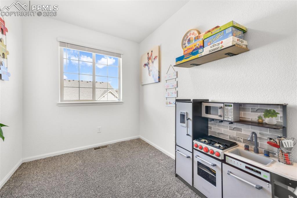 Image 27 of 49: Kitchen