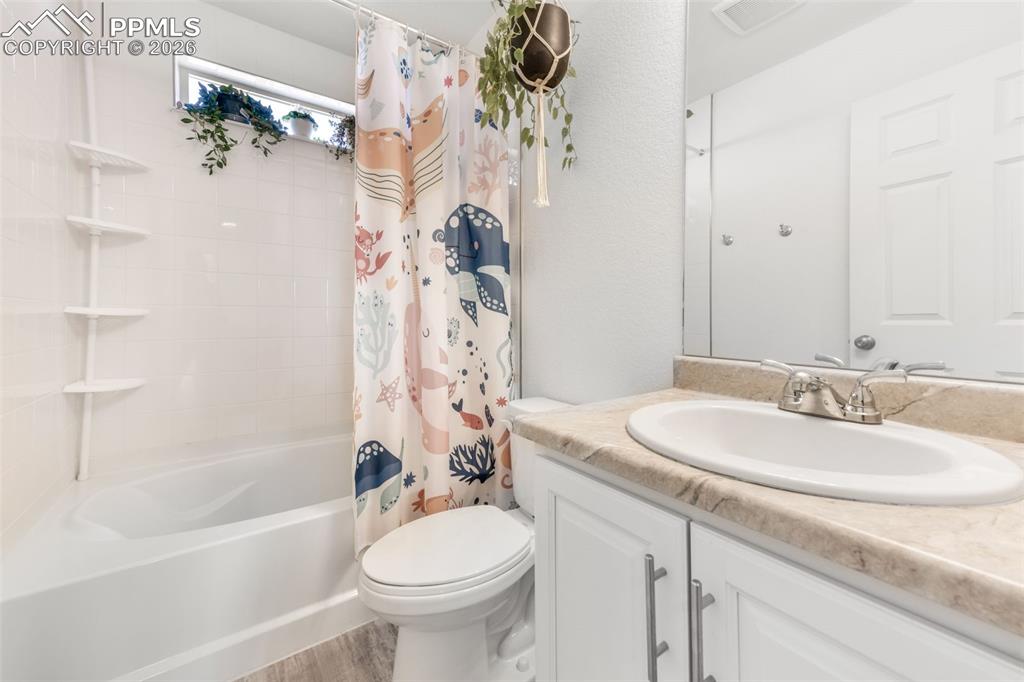 Image 31 of 49: Bathroom