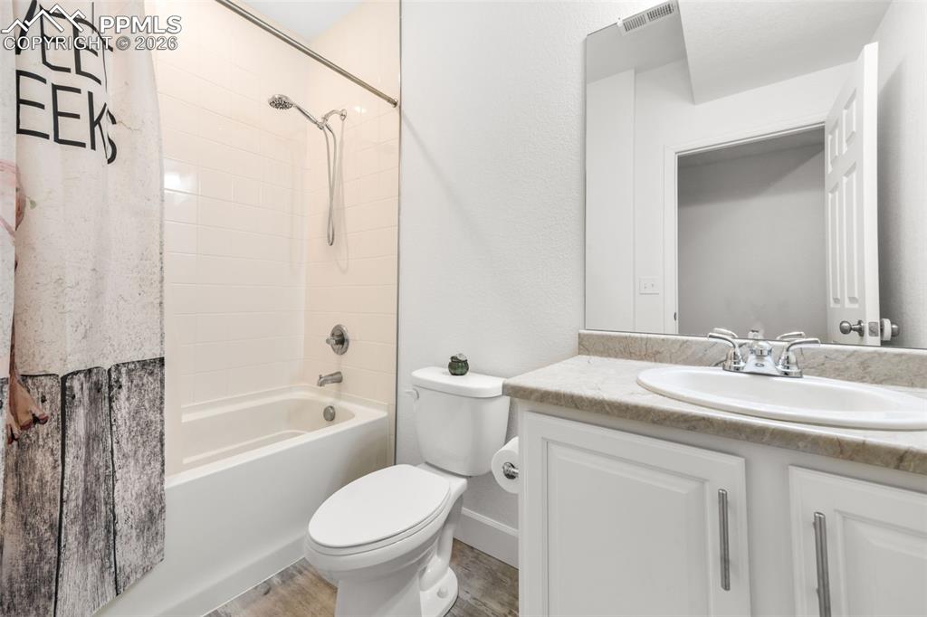 Image 39 of 49: Bathroom