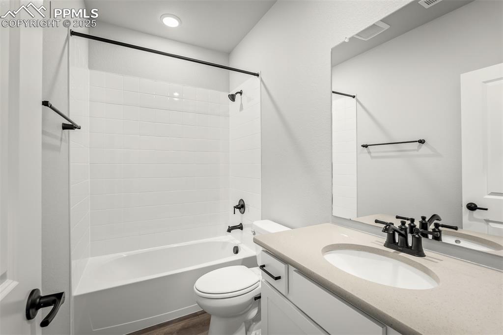 Image 26 of 38: Bathroom