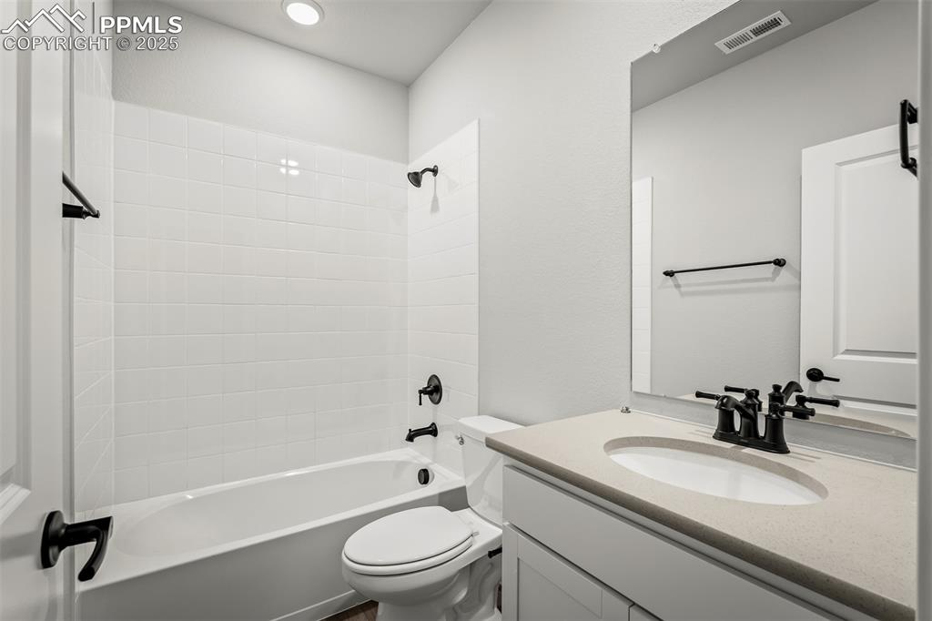 Image 32 of 38: Bathroom