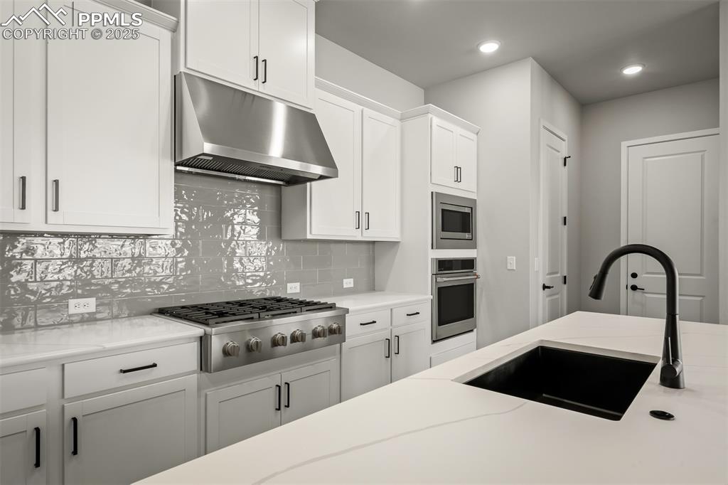 Image 5 of 38: Kitchen