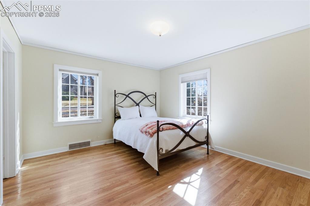 Image 15 of 35: Bedroom