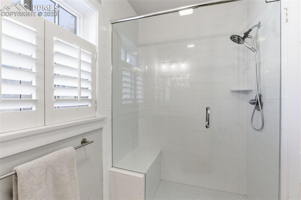 Image 19 of 35: Bathroom