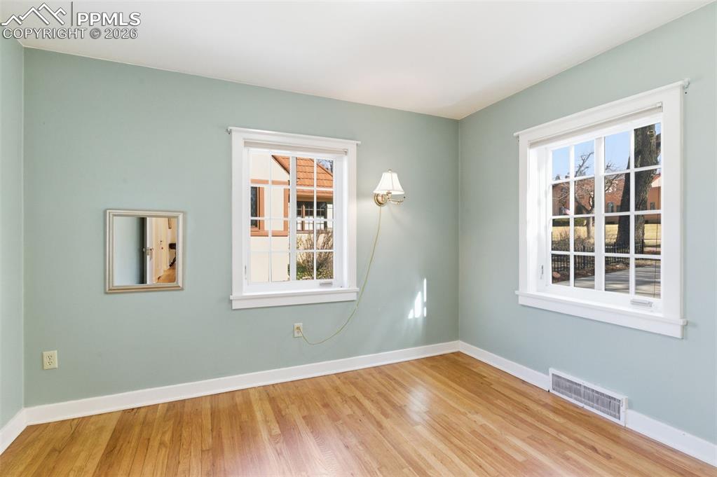 Image 20 of 35: Bedroom