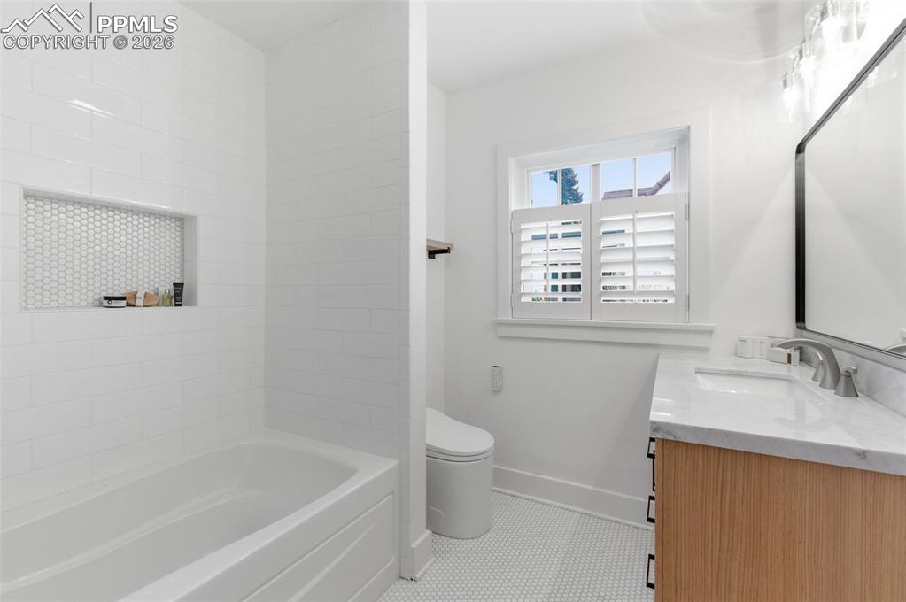 Image 23 of 35: Bathroom