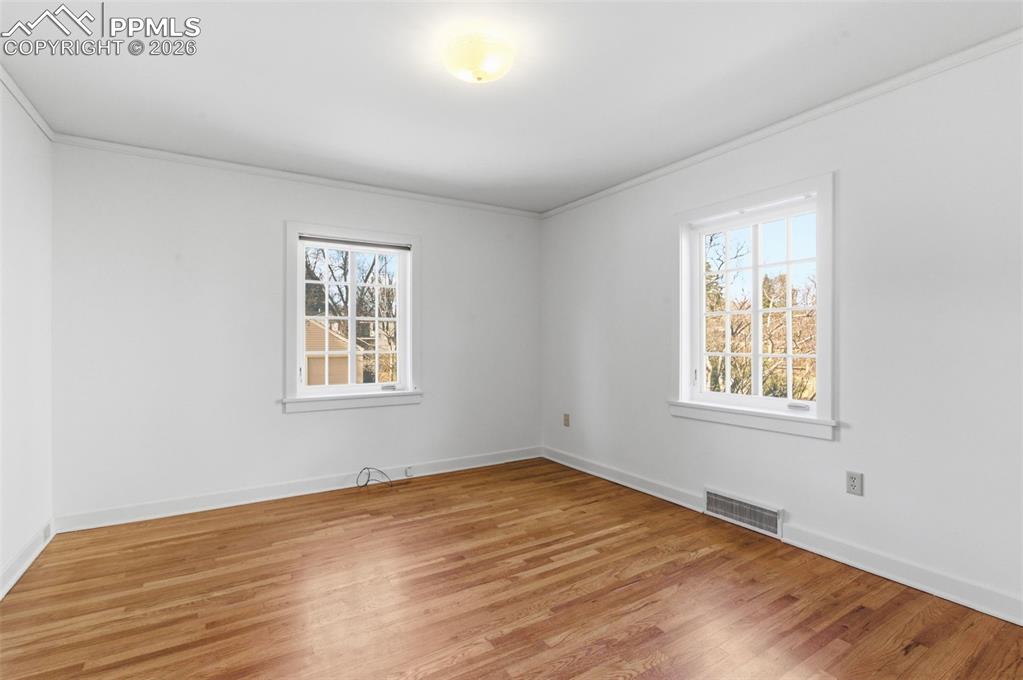 Image 25 of 35: Bedroom