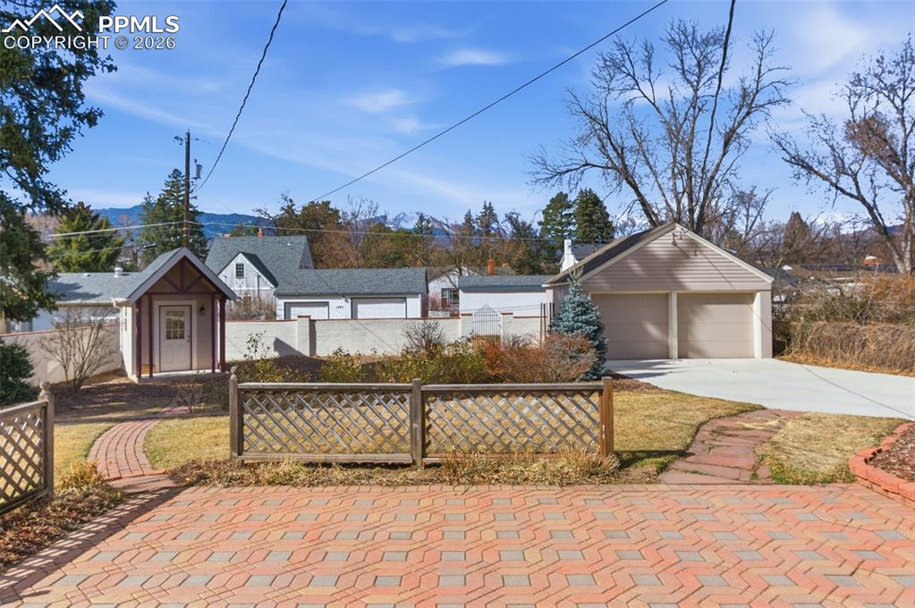 Image 30 of 35: Patio