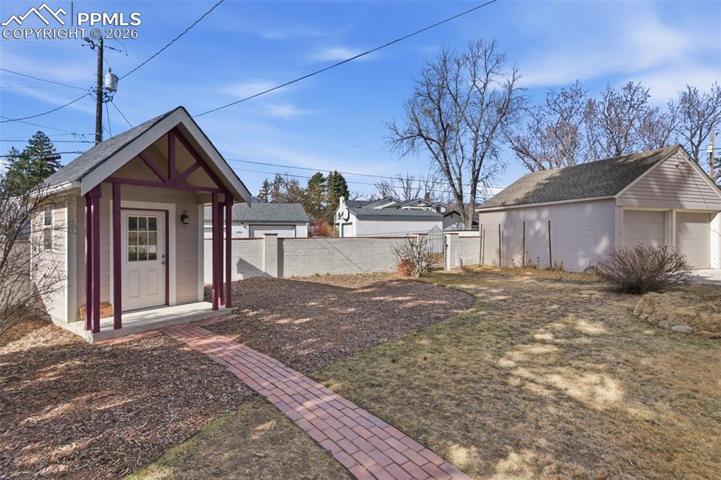 Image 32 of 35: Yard