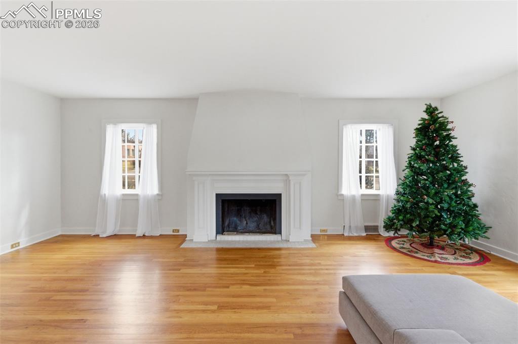 Image 4 of 35: Living Room