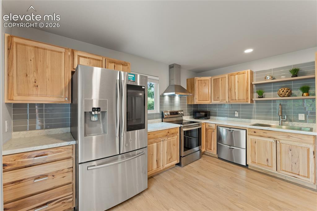 Image 41 of 49: Kitchen