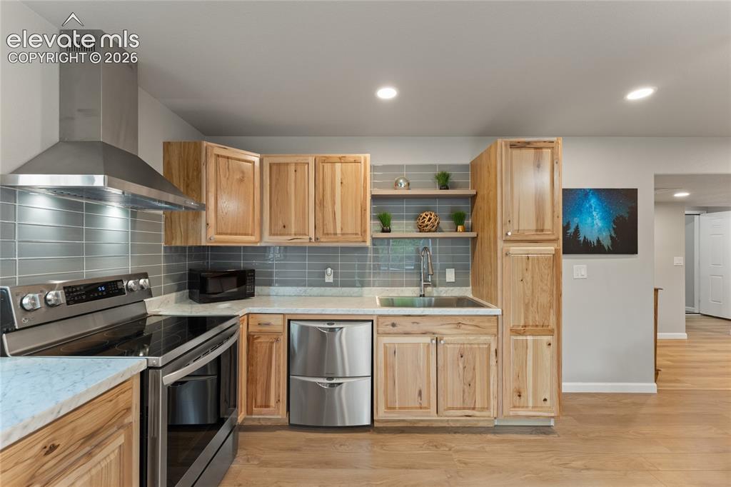 Image 42 of 49: Kitchen