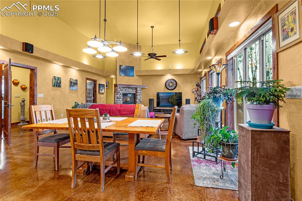 Image 11 of 43: Dining Area