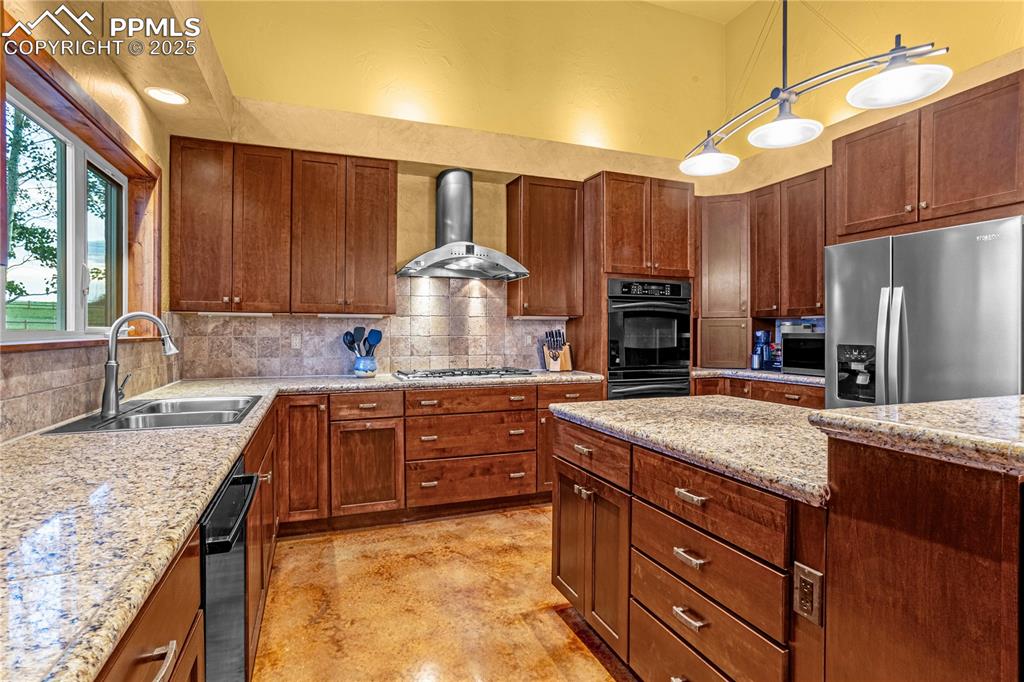 Image 8 of 43: Kitchen