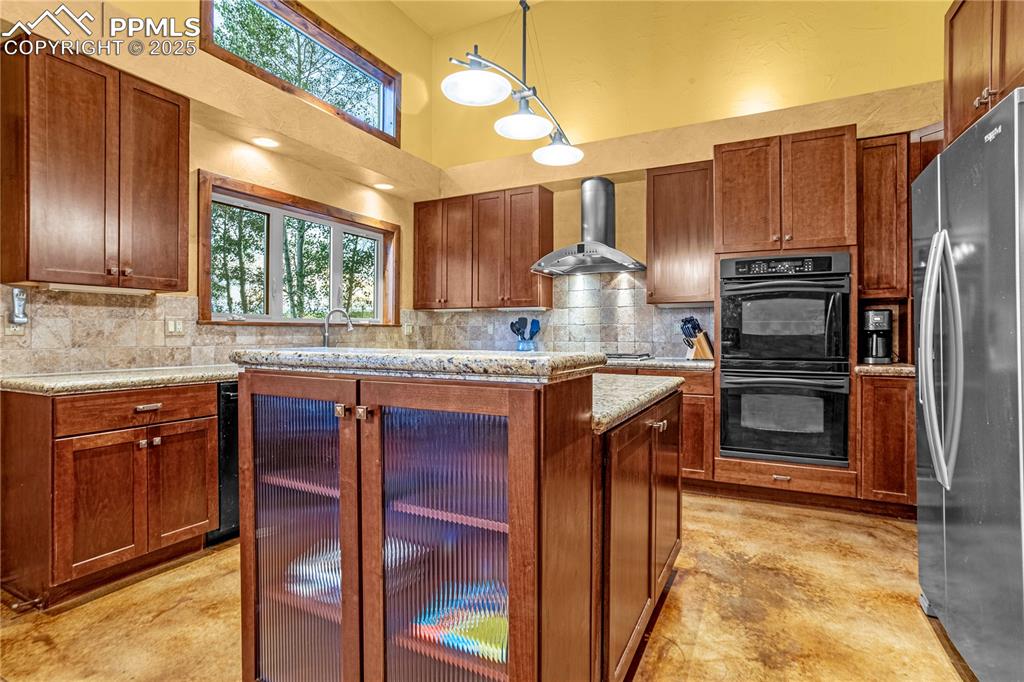 Image 9 of 43: Kitchen