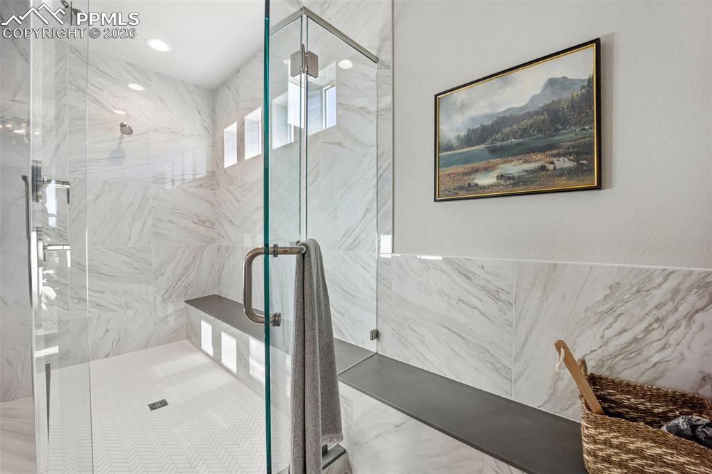 Image 21 of 49: Bathroom