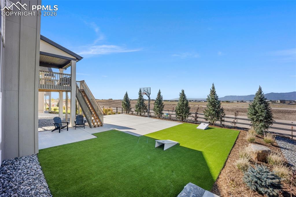 Image 38 of 49: Yard