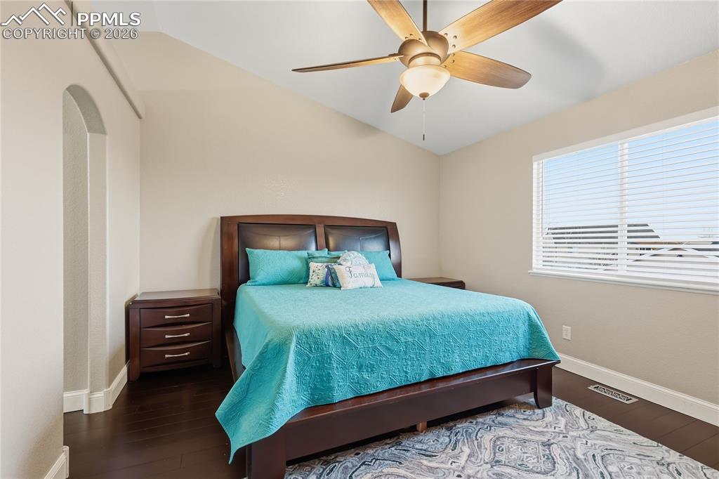 Image 16 of 36: Bedroom