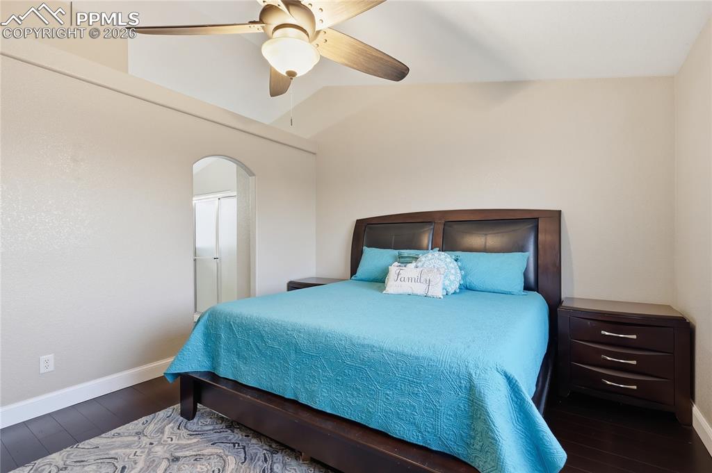 Image 17 of 36: Bedroom