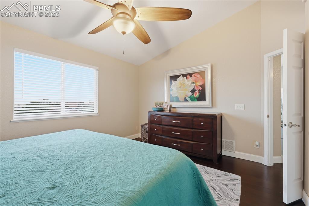 Image 18 of 36: Bedroom