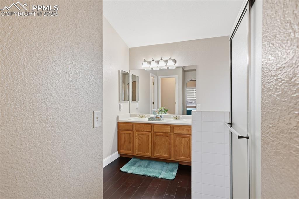 Image 19 of 36: Bathroom