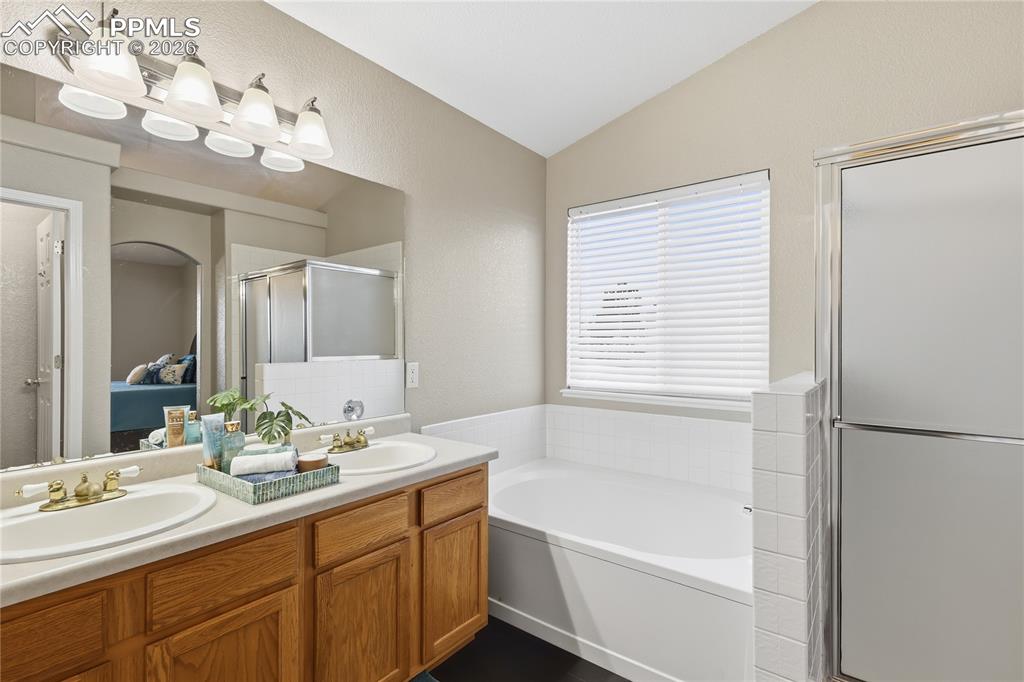 Image 21 of 36: Bathroom