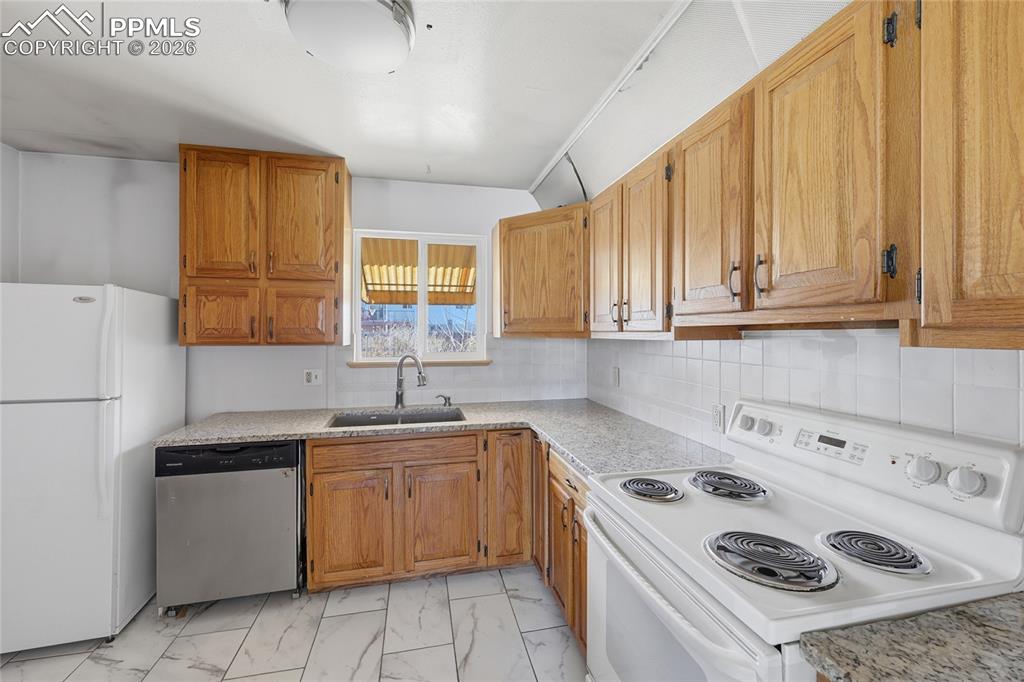 Image 10 of 25: Kitchen