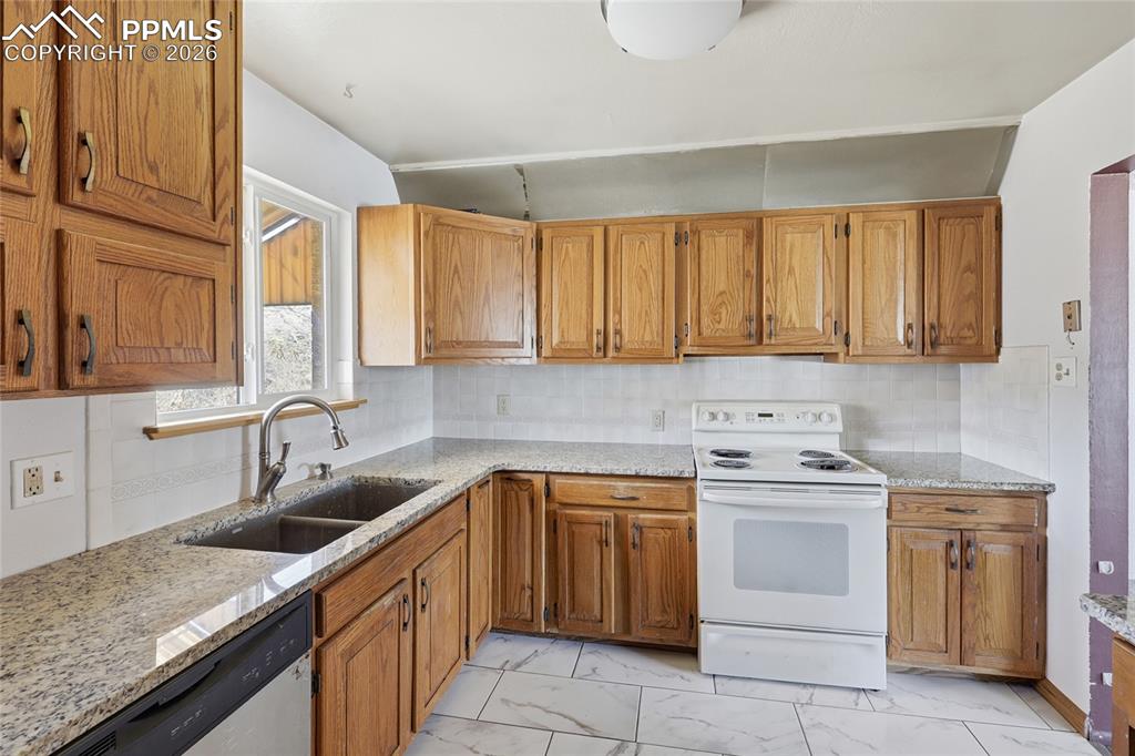 Image 11 of 25: Kitchen