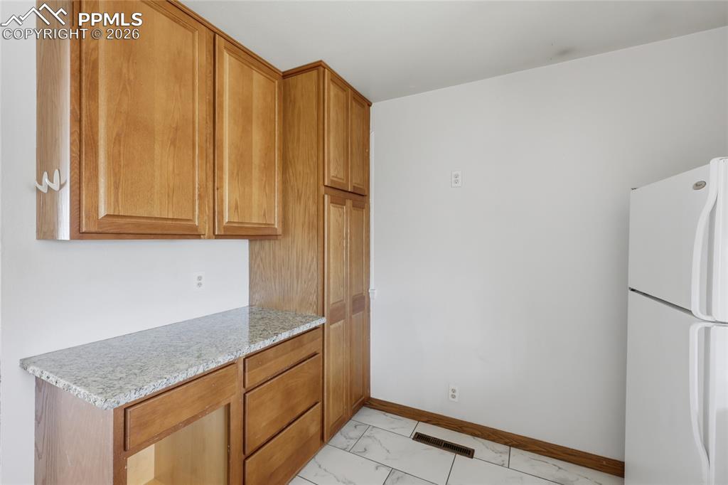 Image 12 of 25: Kitchen