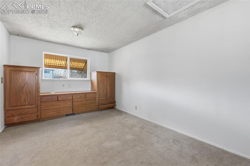 Image 13 of 25: Bedroom