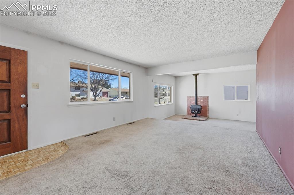 Image 5 of 25: Living Room