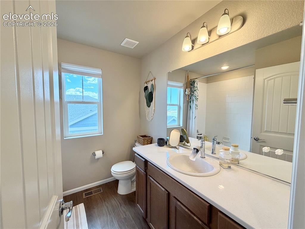 Image 19 of 27: Bathroom