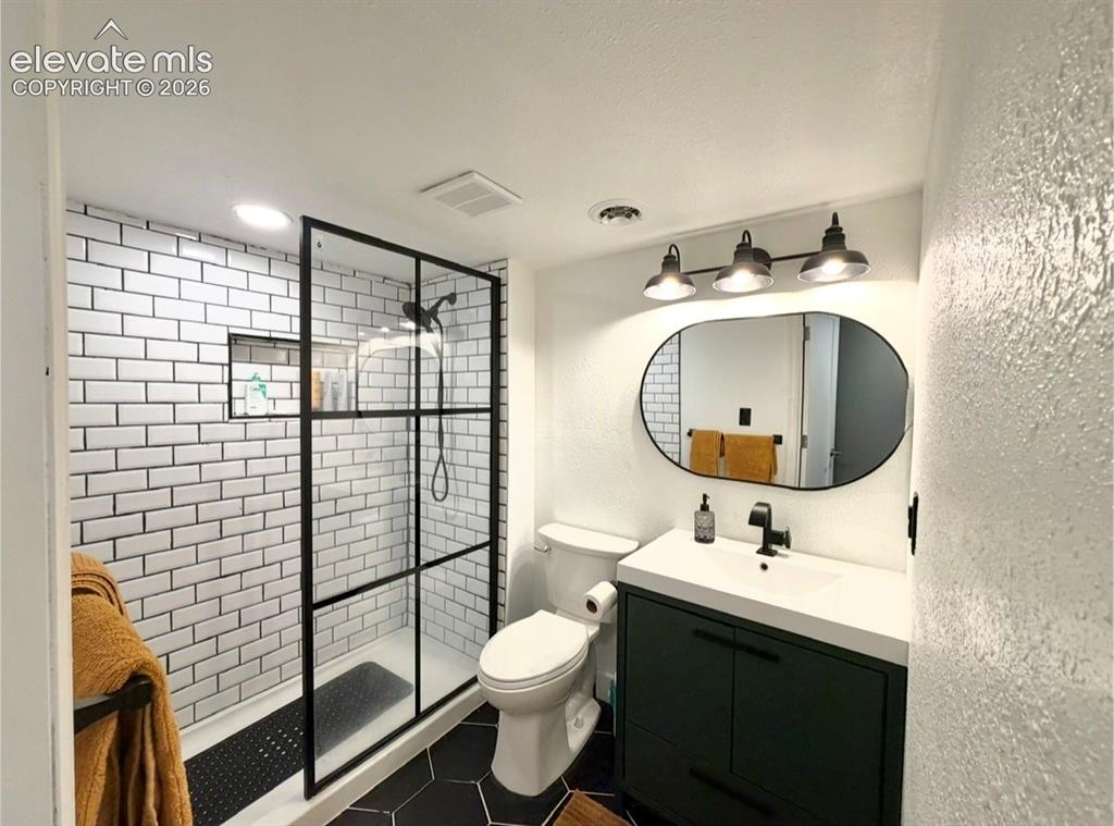Image 25 of 27: Bathroom