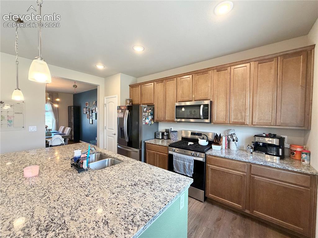 Image 7 of 27: Kitchen