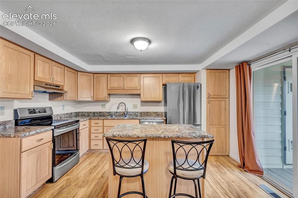 Image 13 of 44: Kitchen