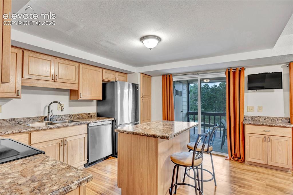 Image 14 of 44: Kitchen