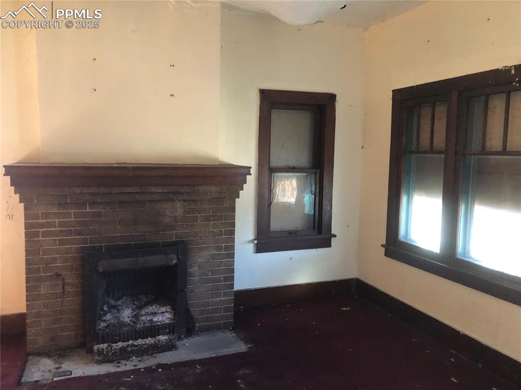 Image 3 of 4: Living Room