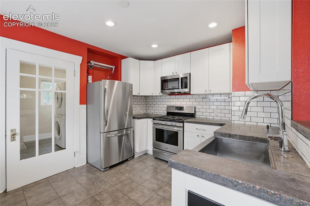 Image 19 of 37: Kitchen