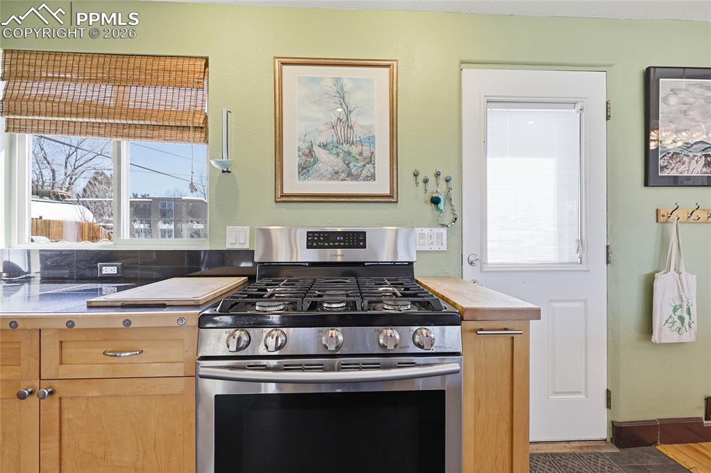 Image 10 of 47: Kitchen