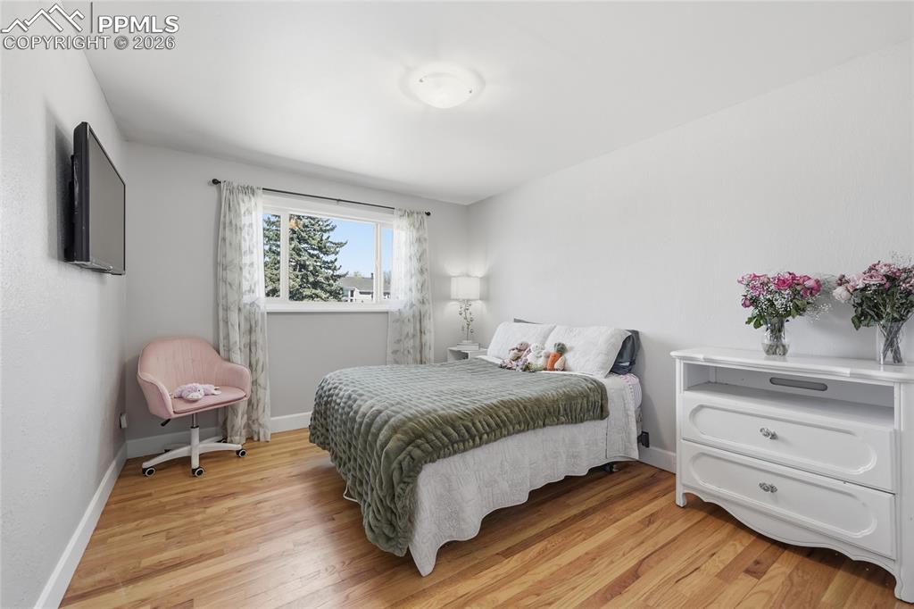 Image 18 of 47: Bedroom