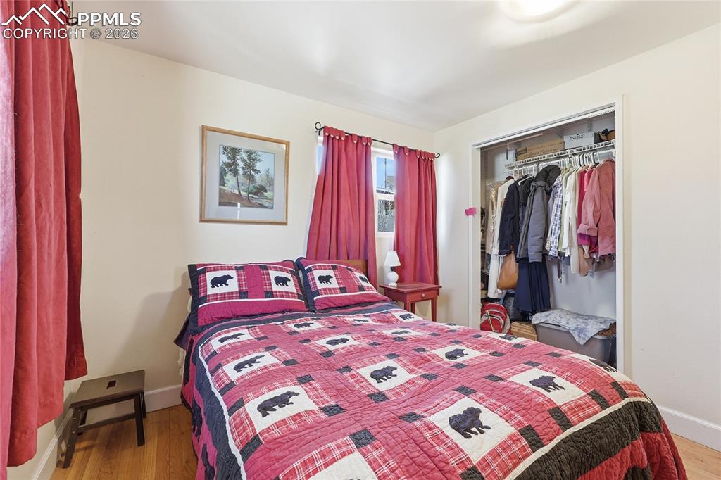 Image 21 of 47: Bedroom