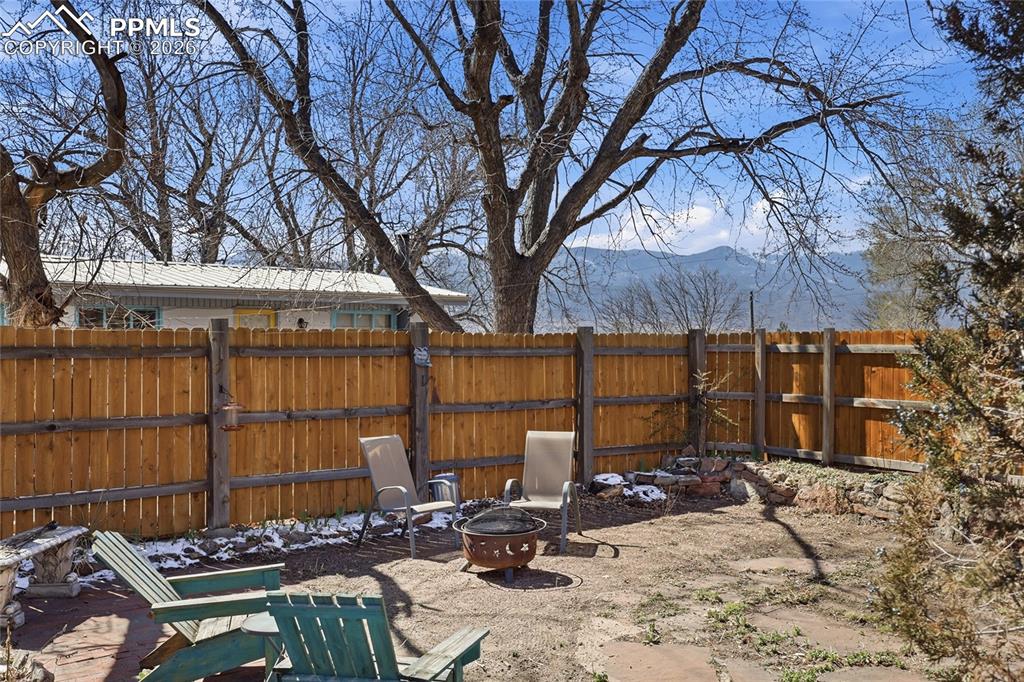 Image 25 of 47: Yard