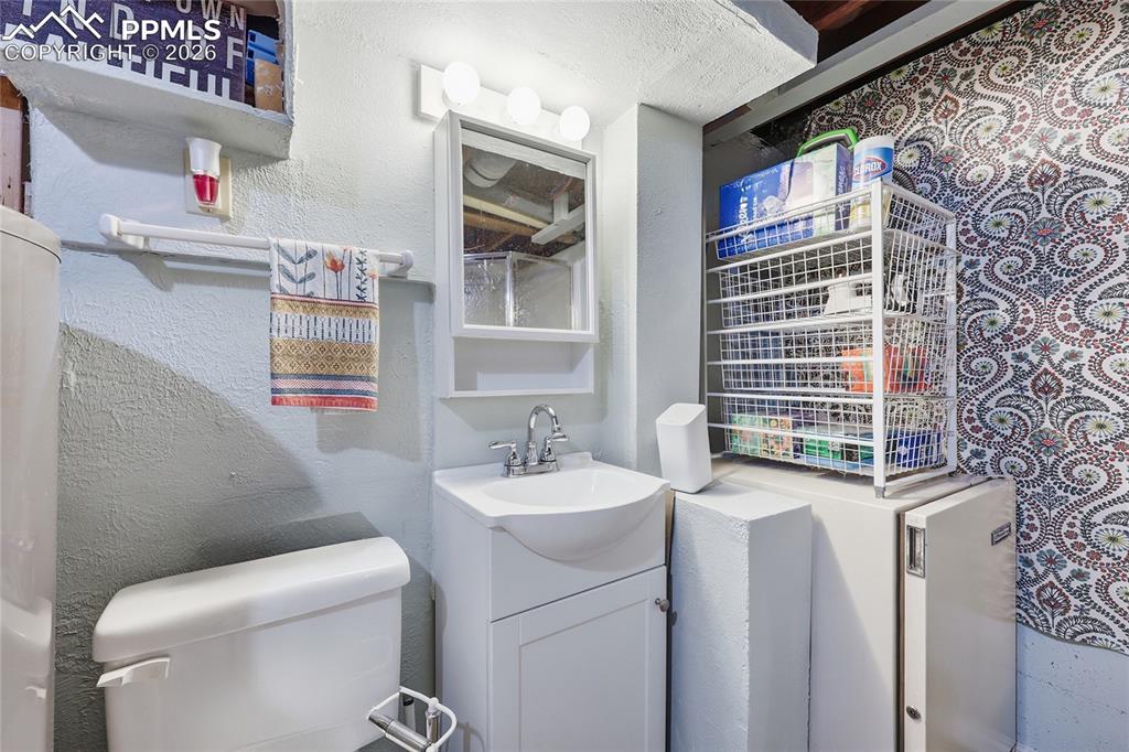 Image 32 of 47: Bathroom