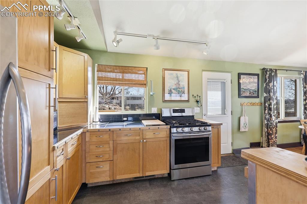 Image 5 of 47: Kitchen