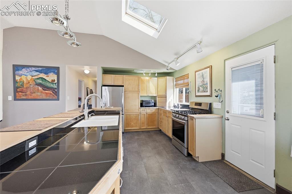 Image 8 of 47: Kitchen