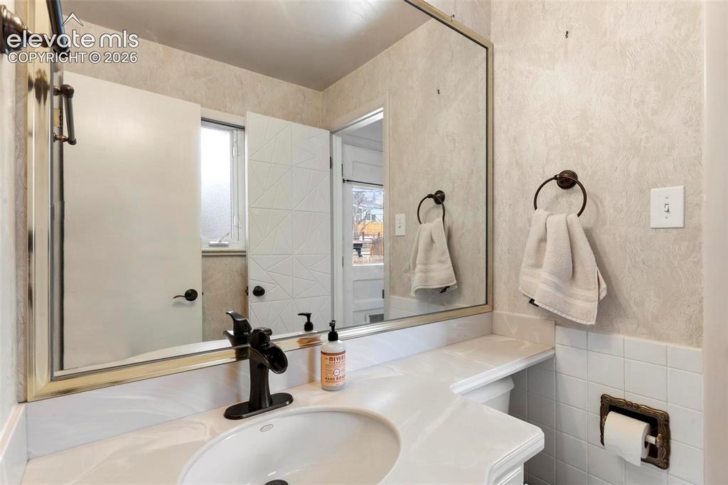 Image 11 of 40: Bathroom