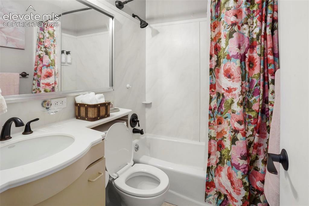 Image 13 of 40: Bathroom