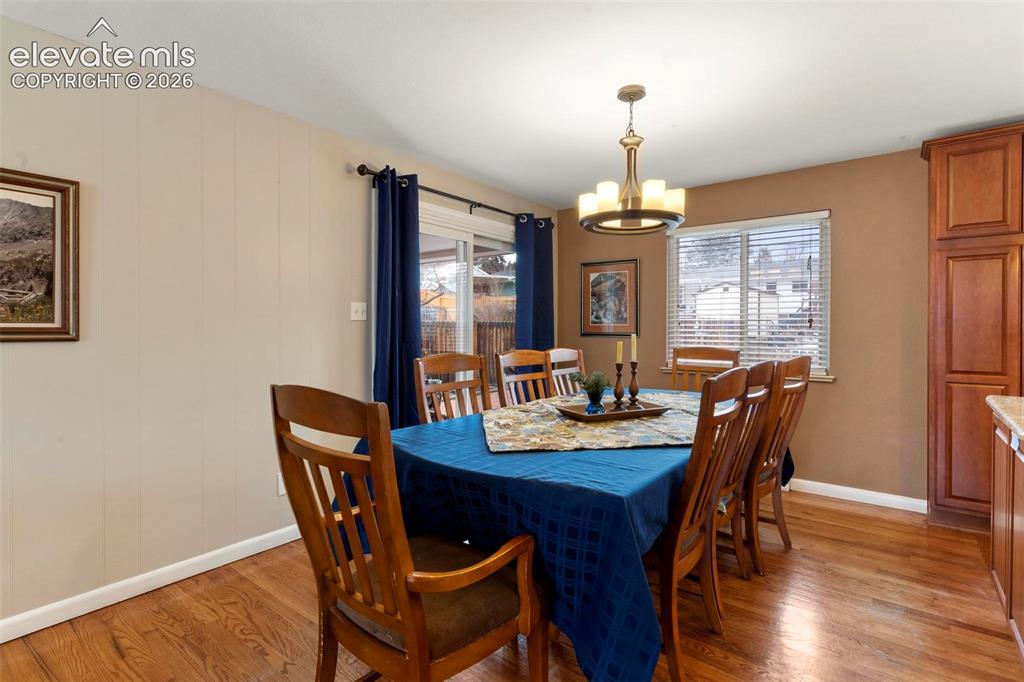 Image 4 of 40: Dining Area