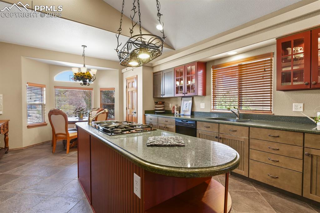 Image 13 of 49: Kitchen